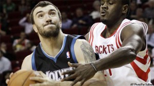 Pekovic tire les Wolves vers le haut cette saison. (AP)